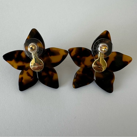 BaubleBar Mini Amariella Tortoiseshell Flower Stud Resin Earrings - Picture 2 of 3